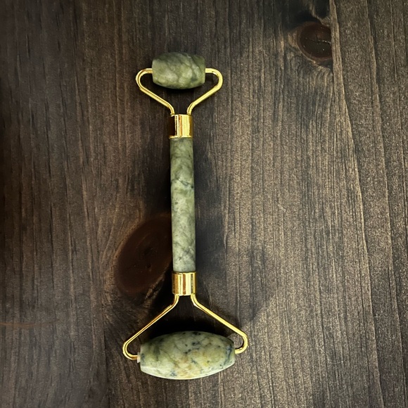 Jade Face Roller🧖🏼‍♀️ - Picture 1 of 3